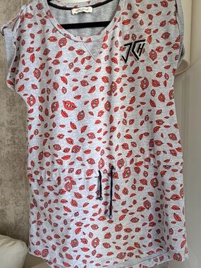 Jazmin Chebar Sleeveless Gray Mini Dress with Red Lip Print
